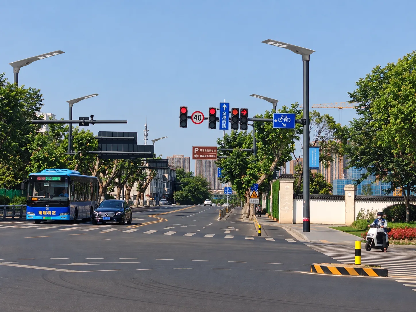 120W solar street lights for a municipal road project